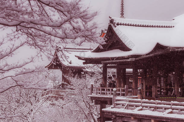 美丽的冬季清水-研究寺周围的树木覆盖着白色的雪背景在京都, 日本的复古风格的图片.