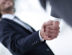 握手，同意了两个人在生意上的约定.