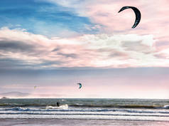 风筝冲浪者在大西洋的波浪上滑行。极限运动概念。活动休闲景观