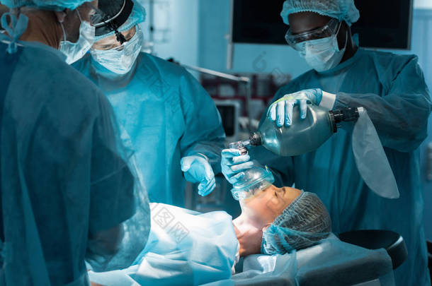 非裔美国人麻醉在手术室内持有<strong>氧气</strong>面罩
