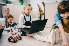 儿童编程机器人, 而坐在地板上的主干教育课程