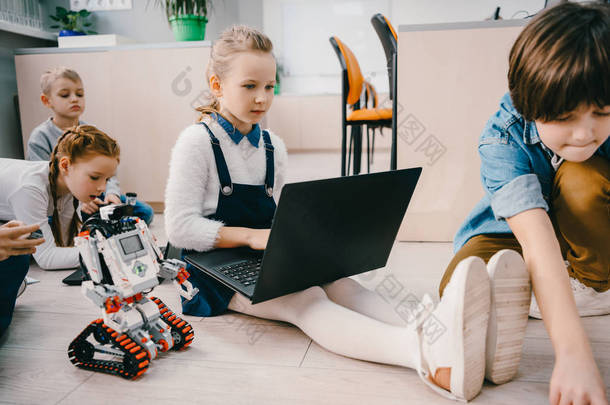 儿童编程机器人, 而坐在地板上的主干<strong>教育课程</strong>