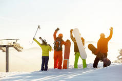 快乐的滑雪者小组和滑雪乐趣