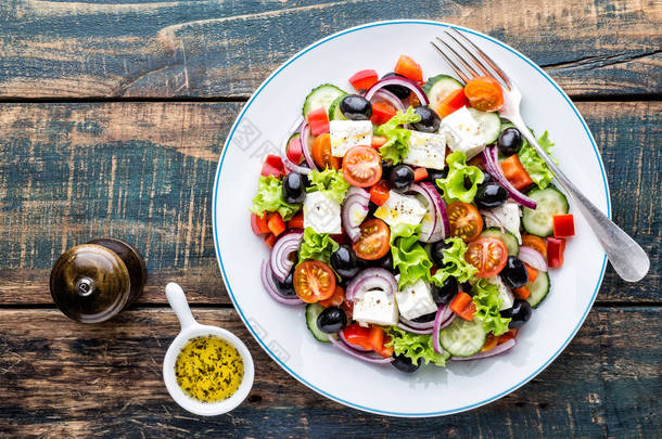 希腊沙拉，新鲜黄瓜，西红柿，甜椒，生菜，红洋葱，羊乳酪和橄榄油橄榄。健康食品，头条新闻