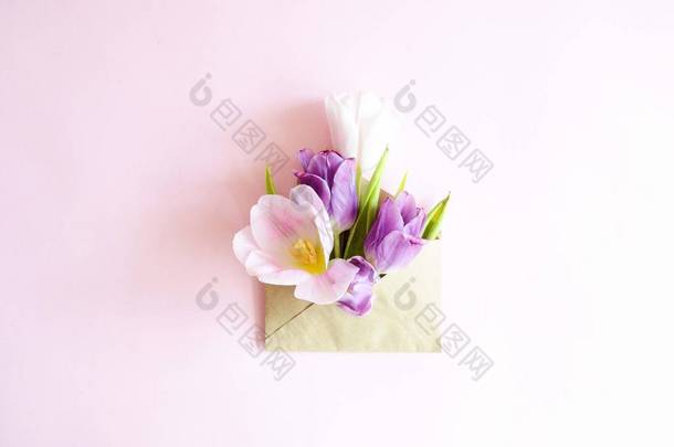 老式方卡与封闭打开工艺纸信封充满春天开花紫色丁香花。顶部视图, 平躺.