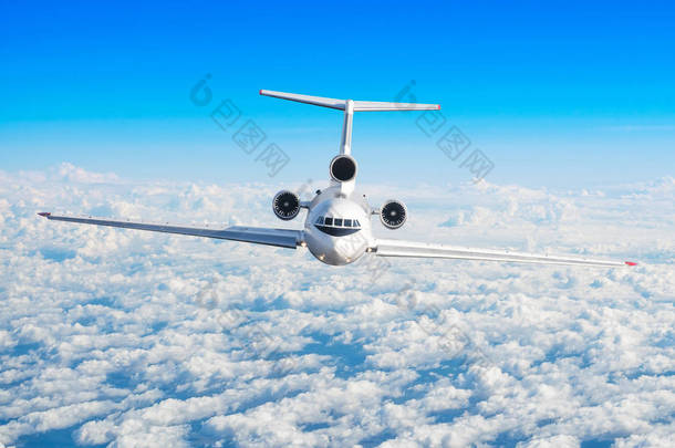 乘客飞机与三引擎在尾巴飞行在飞行水平高在天空之上云彩和蓝色天空。直接在前面查看, <strong>正好</strong>.
