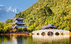 Suocui 大桥在中国丽江的黑龙池畔