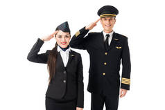 年轻空姐和飞行员敬礼在白色隔离