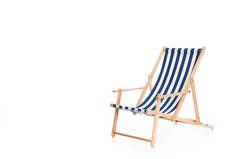 一条带条纹的沙滩椅, 被白色隔开