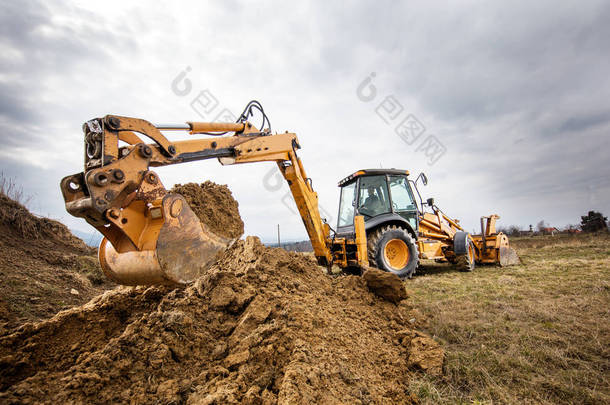挖掘机在现场进行<strong>土方</strong>工程