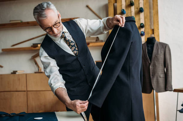 缝纫车间用胶带测量的高级裁缝套套