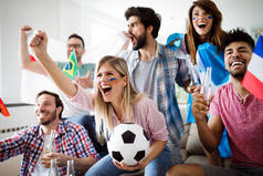 足球迷们在客厅里感情用事地观看比赛和尖叫
