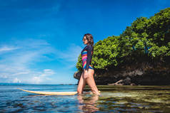 在印尼巴厘岛的巴里海滩, 有魅力的年轻女子潜水冲浪板