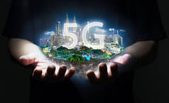 未知手捧梦幻岛漂浮在空中与5g 网络无线系统, 智能城市和通信网络的概念 .