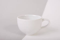 白咖啡杯。模拟创意设计品牌.