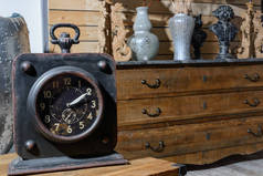 现代复古风格客厅木桌上的老式钟表