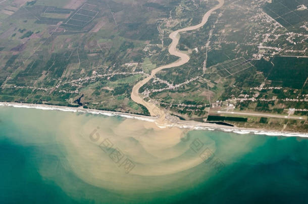 从空气中鸟瞰, 河<strong>水中</strong>的一只鸟眼与泥泞的水, 流入海洋或海洋.