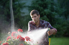 园丁手持软管喷雾器和花园浇花