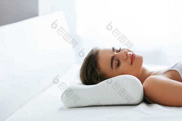 骨科枕头。躺在床上的白色枕头的女人。高分辨率.