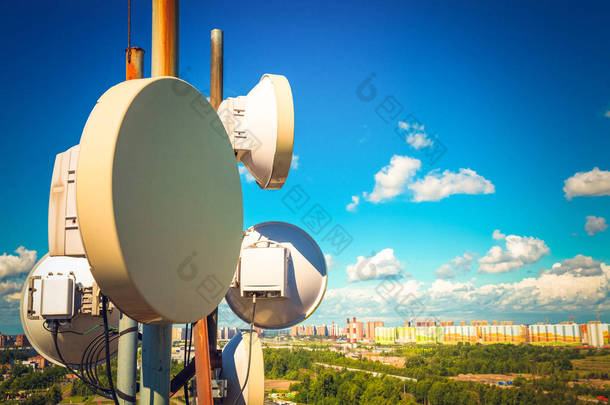 移动运营商用电视天线、卫星天线和微波触角对蓝天白云的电信设备