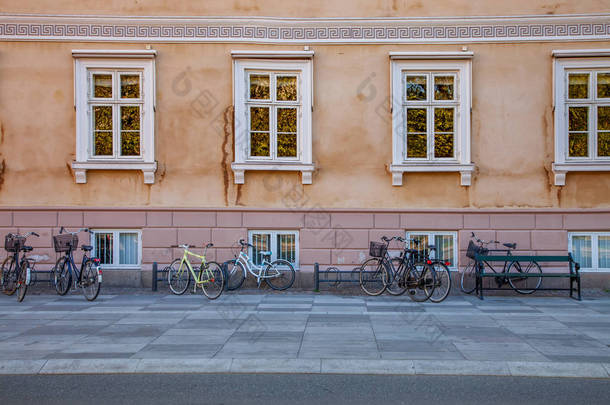 丹麦哥本哈根街道上<strong>的老房子</strong>附近停放着空板凳和自行车。