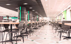 餐厅或食堂的现代内饰, 有椅子和桌子, 有选择的重点就餐室