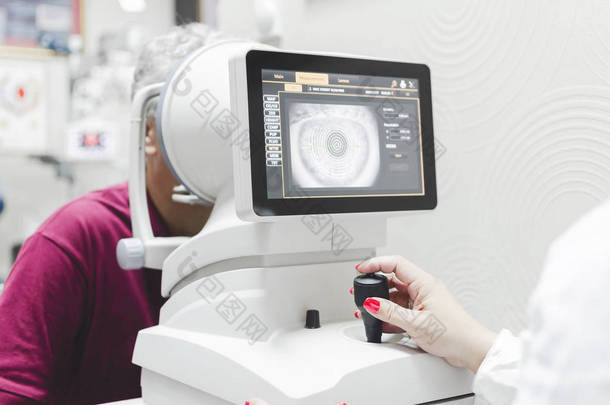卫生保健、 医药、 人、 视力和技术概念 — — 与自动验光仪检查病人视力眼诊所或光学商店密切的验光师
