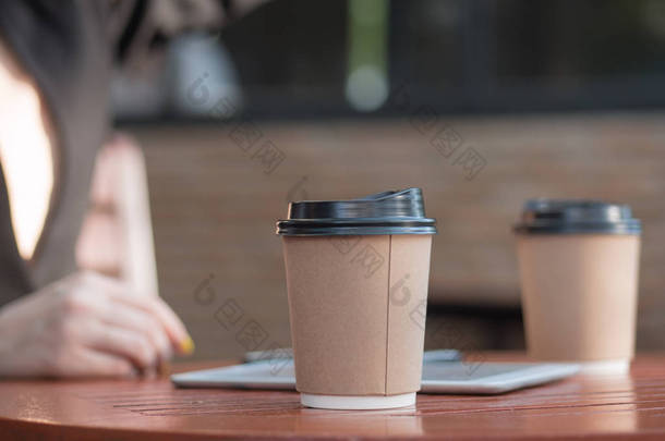 临时商务会议的咖啡休息;咖啡厅休闲商务会议桌上的纸咖啡杯关闭