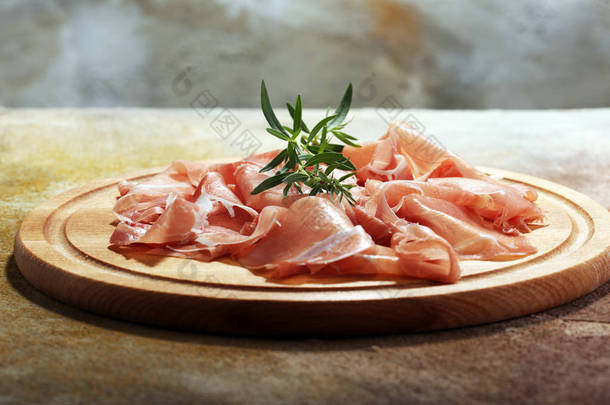 意大利火腿 crudo 或 jamon 与欧芹。<strong>生火</strong>腿.