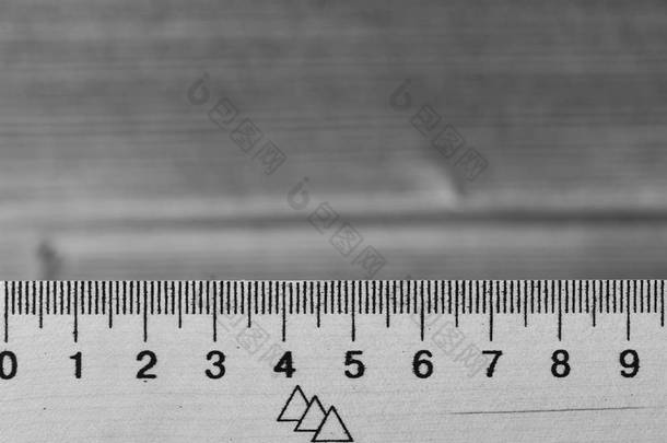 数学学习或教育的测量工具。工艺品和木制设备的概念。以厘米形式显示的简单标尺.