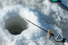 河洪水渔民。撕毁河冰渔民。与去年的冰渔民在冰上的河。早春的俄罗斯鞑靼斯坦凯马河