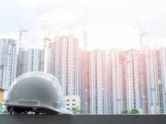 土木工程工人用白硬安全帽、防护帽和安全帽, 建筑工地背景.