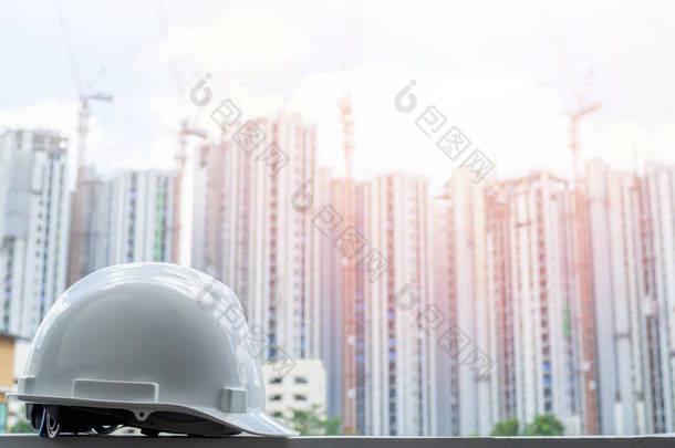 土木工程工人用白硬安全帽、防护帽和安全帽, 建筑工地背景.