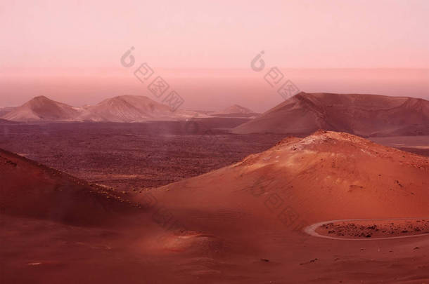 山和山在<strong>沙尘</strong>暴期间。火星红色行星模仿。Marsian 景观。色调