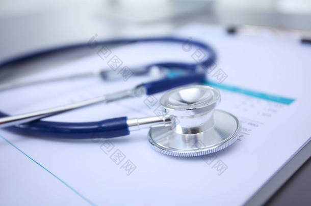医疗设备：蓝色听诊器和白色背景的平板。医疗设备