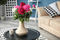 桌上有美丽花朵的花瓶