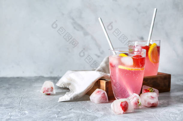 桌上美味的草莓柠檬水杯
