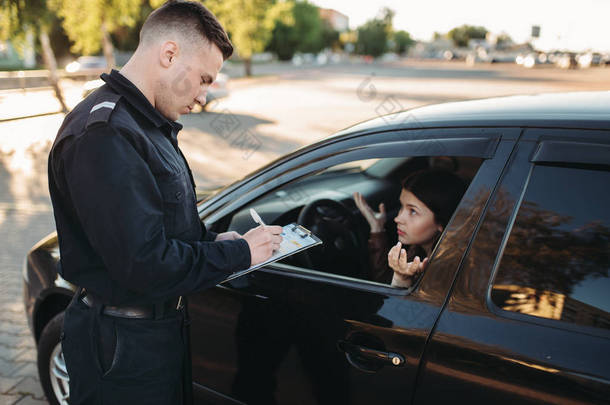 男警察统一检查女司机执照。法律保护, 汽车交通检查员, 安全控制工作