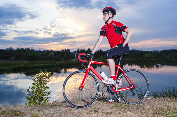 男子自行车的肖像与他的<strong>道路</strong>自行车在黄金时段摆在<strong>户外</strong>. 水平图像组合