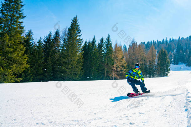 Saalbach, 奥地利。2018年3月10日。滑雪板沿着奥地利阿尔卑斯山的<strong>山坡</strong>穿过森林、<strong>山坡</strong>和滑雪跑道。滑雪, 阿尔卑斯山滑雪.