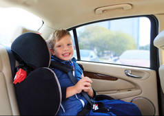 豪华婴儿汽车座椅安全与快乐的孩子. 