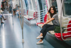 一位年轻漂亮的日本亚洲旅游妇女, 坐在亚洲的火车上度假。她很可爱, 很有魅力, 当她在座位上放松时, 她笑得很开心。.