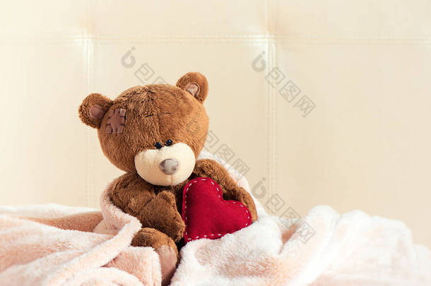 泰迪熊与红色的心脏, 复制空间, 复古复古色调-情人节, 爱, 善良的概念