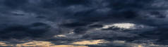 惊人的全景 cloudscape 在一个充满活力的夏日日落。在加拿大不列颠哥伦比亚省拍摄.
