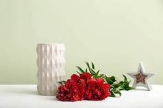 桌上的花瓶和美丽的花朵