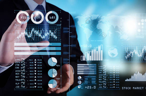 投资者分析股票市场报告和财务<strong>仪表</strong>板与商业智能 (Bi), 与关键绩效指标 (Kpi). 生意人手在大屏幕计算机上处理财务计划.