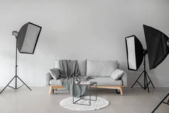 舒适的沙发和桌子在摄影棚与专业设备