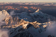 Elbrus 地区晨光中高山峰的全景图