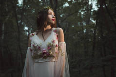 有魅力的神秘精灵, 穿着优雅的森林里的花朵
