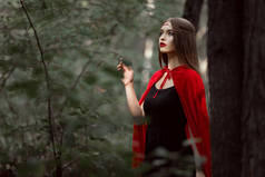 森林中红色斗篷的神秘女郎